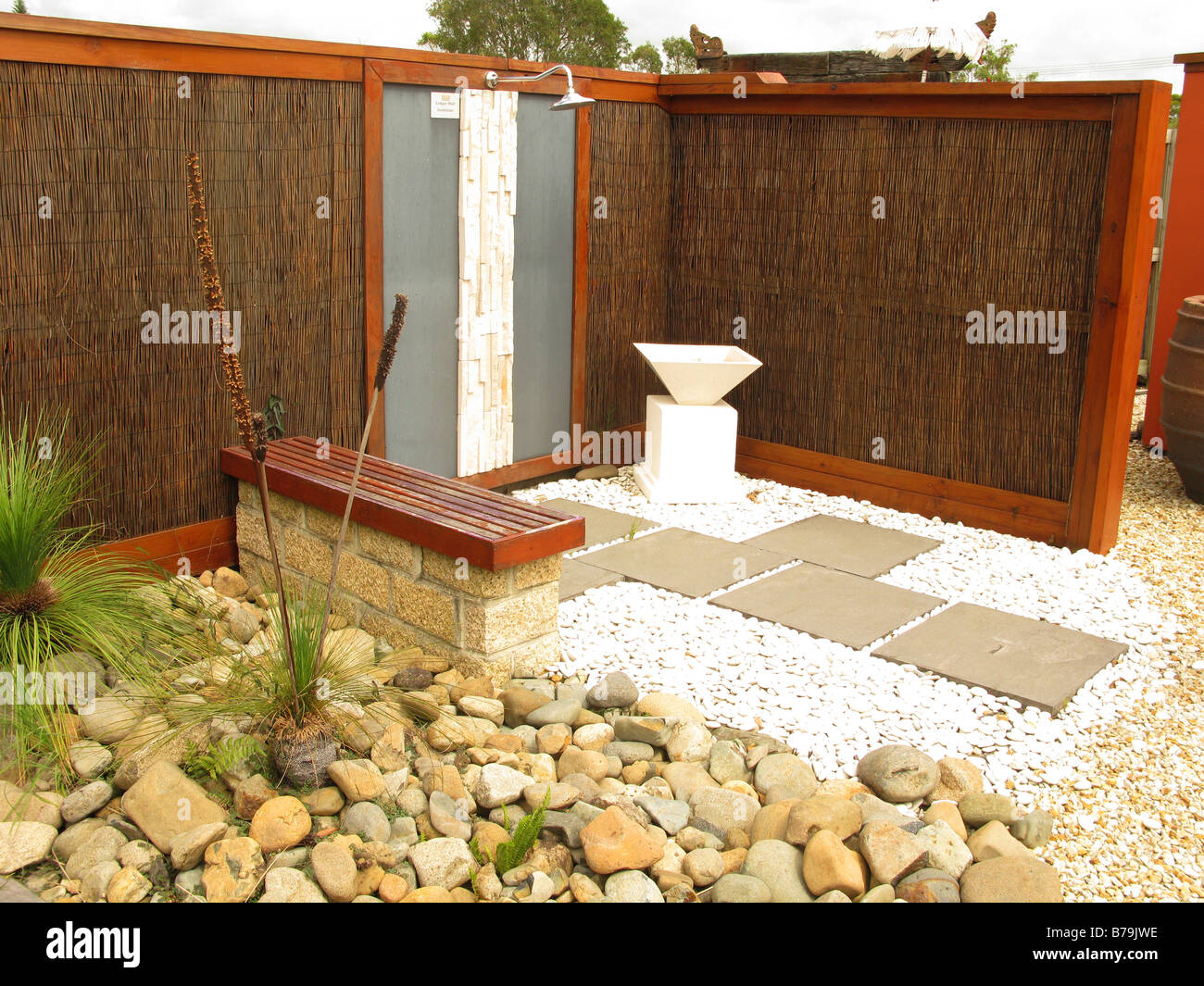 Una doccia esterna impostato in stile asiatico giardino paesaggistico Foto Stock