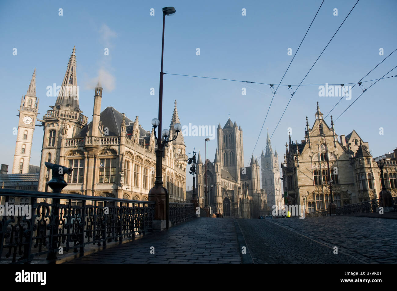 Vista del vecchio ufficio postale, Saint-Nicholas Chiesa, la torre campanaria e la Cattedrale di San Bavone da Saint Michael ponte in Gand Foto Stock