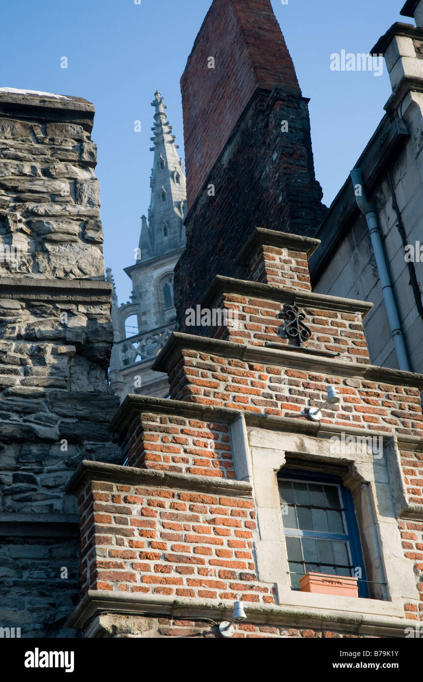 Tetti e campanile di una chiesa nel borgo medievale di architettura-città di Gand in Belgio Foto Stock
