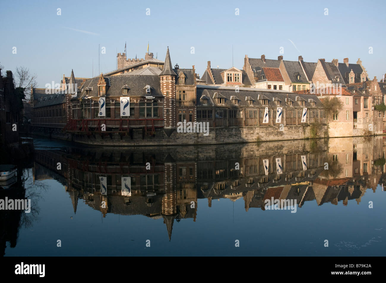 Architettura medievale della città belga di Gand si riflette nel canale Foto Stock