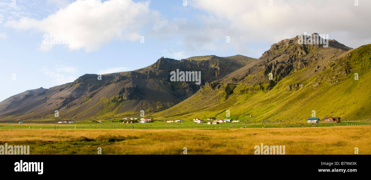 Litla Hof village e colline Islanda Foto Stock