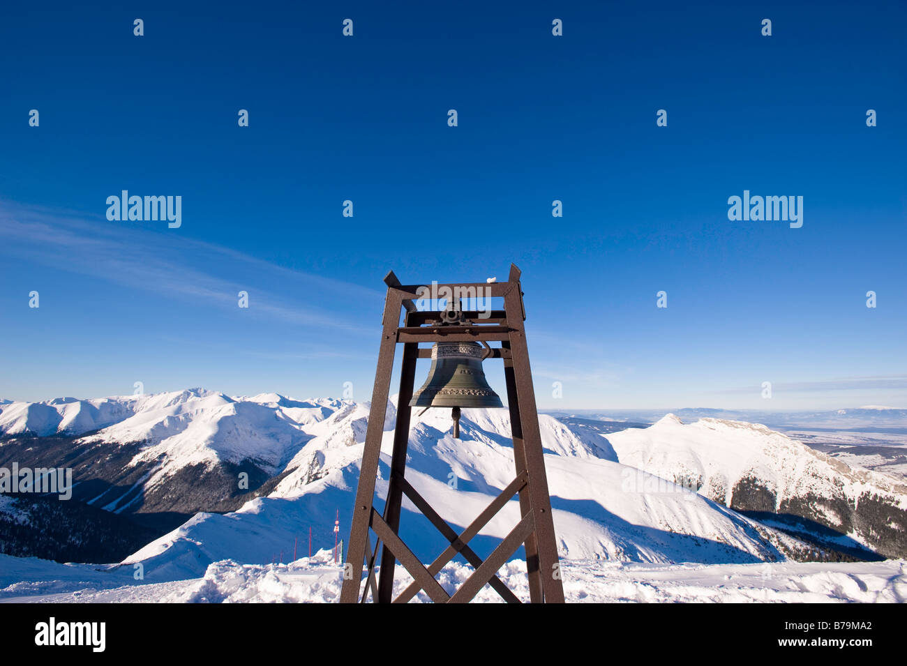 Campana commemorativa sul Kasprowy Wierch Zakopane Monti Tatra Regione di Podhale Polonia Foto Stock