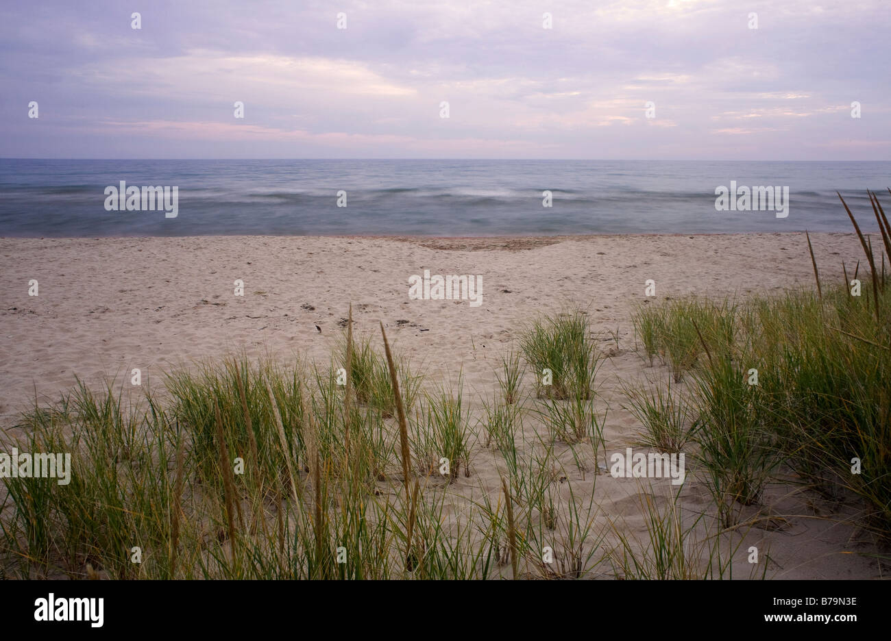 WISCONSIN - Tramonto a una spiaggia di sabbia sulle rive del lago Michigan a coregoni Dunes State Park nella contea di porta. Foto Stock