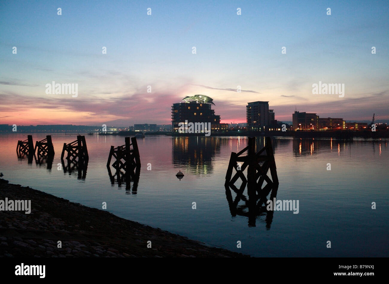 Nel tardo inverno pomeriggio, tramonto sullo skyline, vista della baia di Cardiff, Galles, Regno Unito, sbarramento di Cardiff, luce naturale al crepuscolo Foto Stock