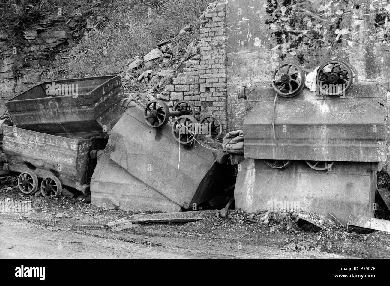 25 agosto 1989 i vecchi tram a Oakdale Colliery Galles del Sud la miniera di carbone chiusa poco dopo questa foto è stata scattata Foto Stock
