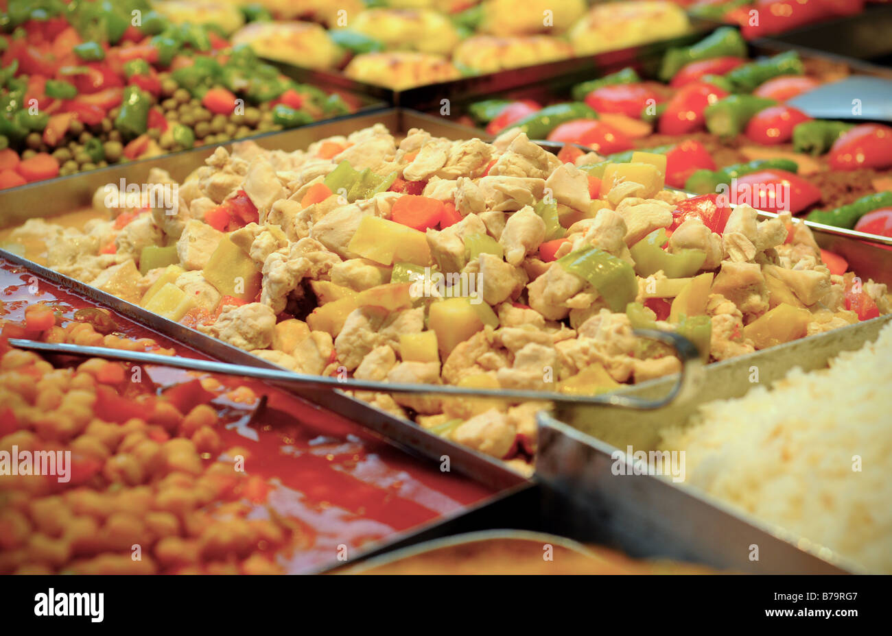 Cibo turco tradizionale attende i clienti per il pranzo in un ristorante sulla Divan Yolu, in Sultanahmet, Istanbul. Foto Stock