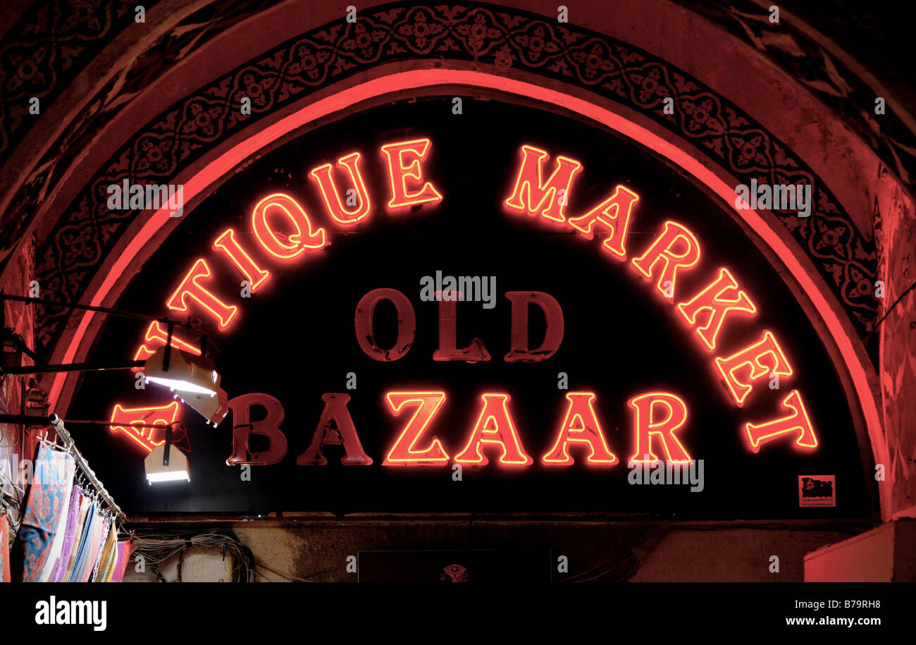 Un segno per il mercato dell'Antiquariato vecchio bazaar, parte del Grand Bazaar (Kapali Carsi) ad Istanbul in Turchia. Foto Stock