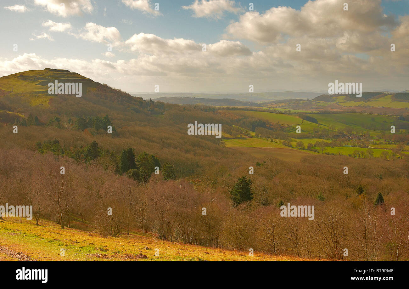 Herefordshire Beacon, Malvern Hills, Worcestershire con il nero delle montagne in distanza Foto Stock
