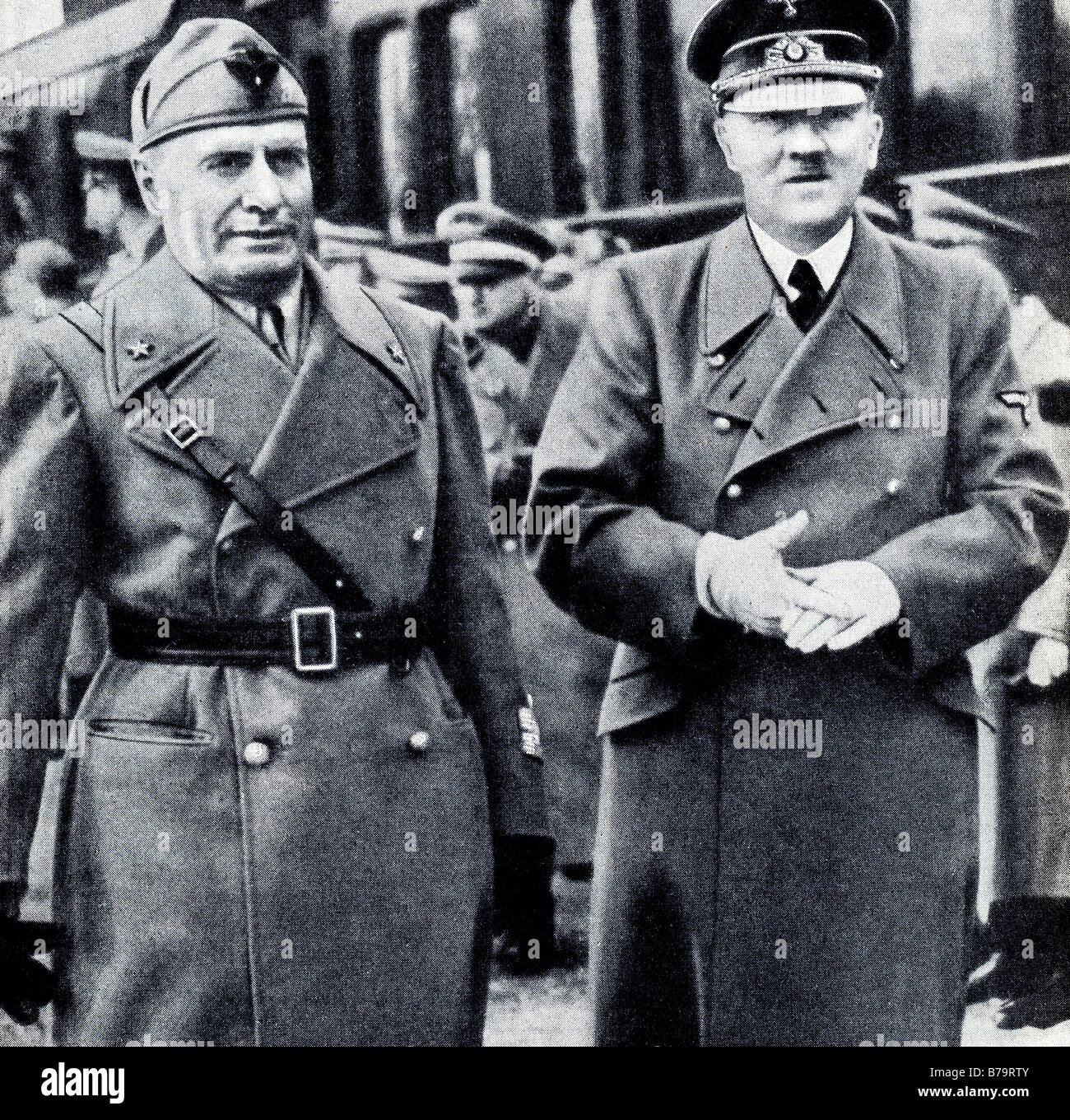 I due amici di Adolf Hitler e Benito Mussolini si incontrano in corrispondenza di una stazione ferroviaria nel 1943 Foto Stock