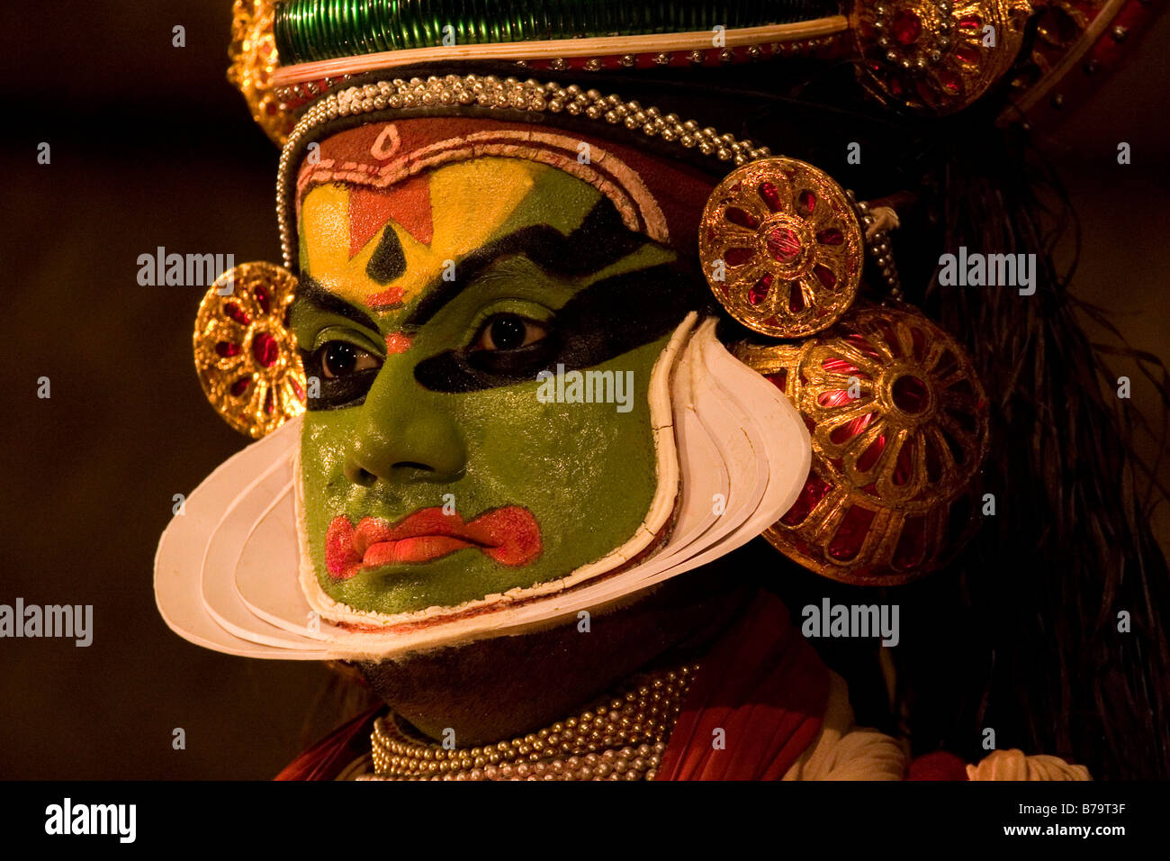Un uomo che svolge il ruolo di un eroe in una performance del tradizionale del Kerala dance drama forma d'arte, Kathakali. Foto Stock