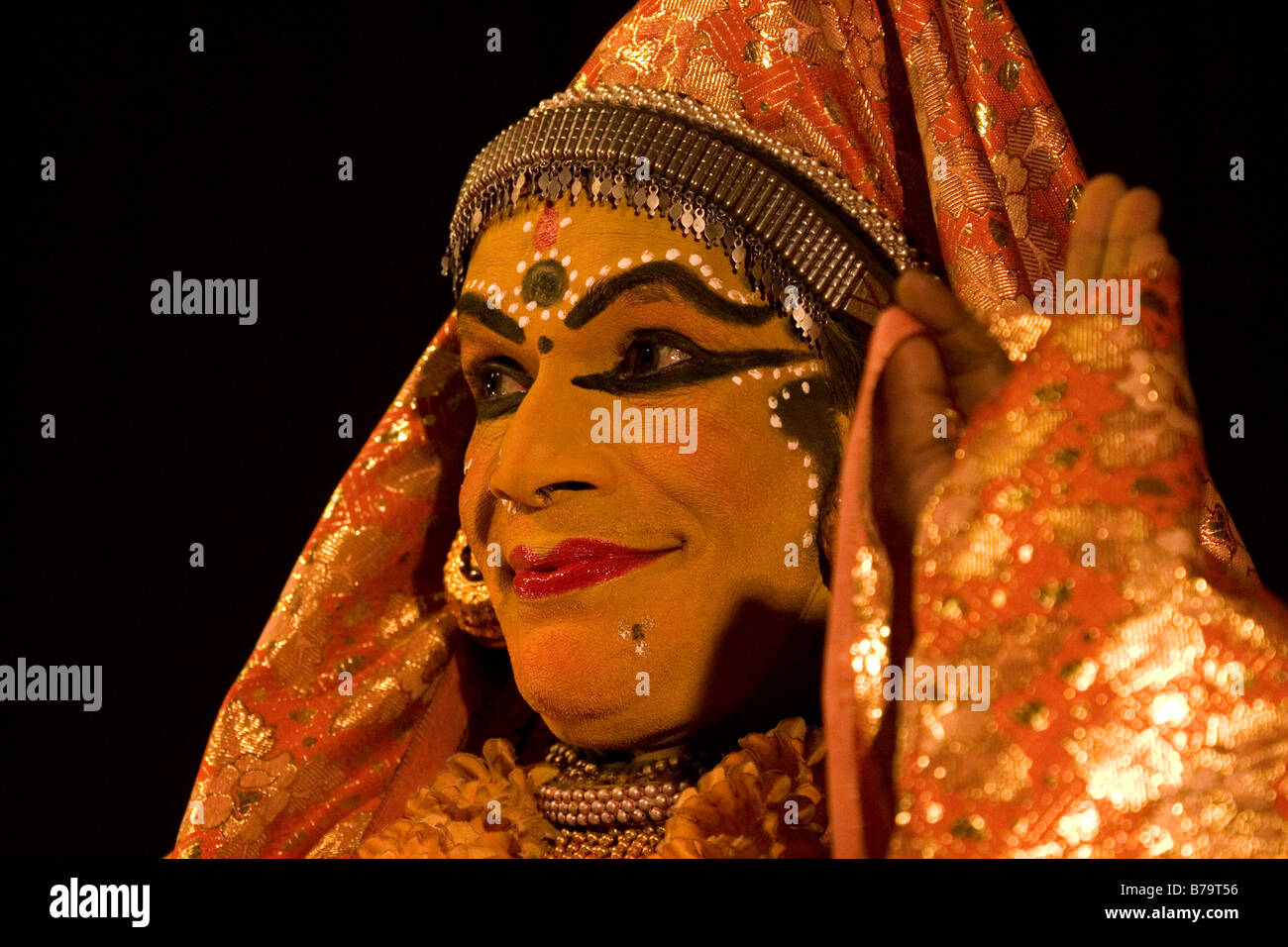 Un uomo che svolge il ruolo di un personaggio femminile in una performance del tradizionale del Kerala dance drama forma d'arte, Kathakali. Foto Stock