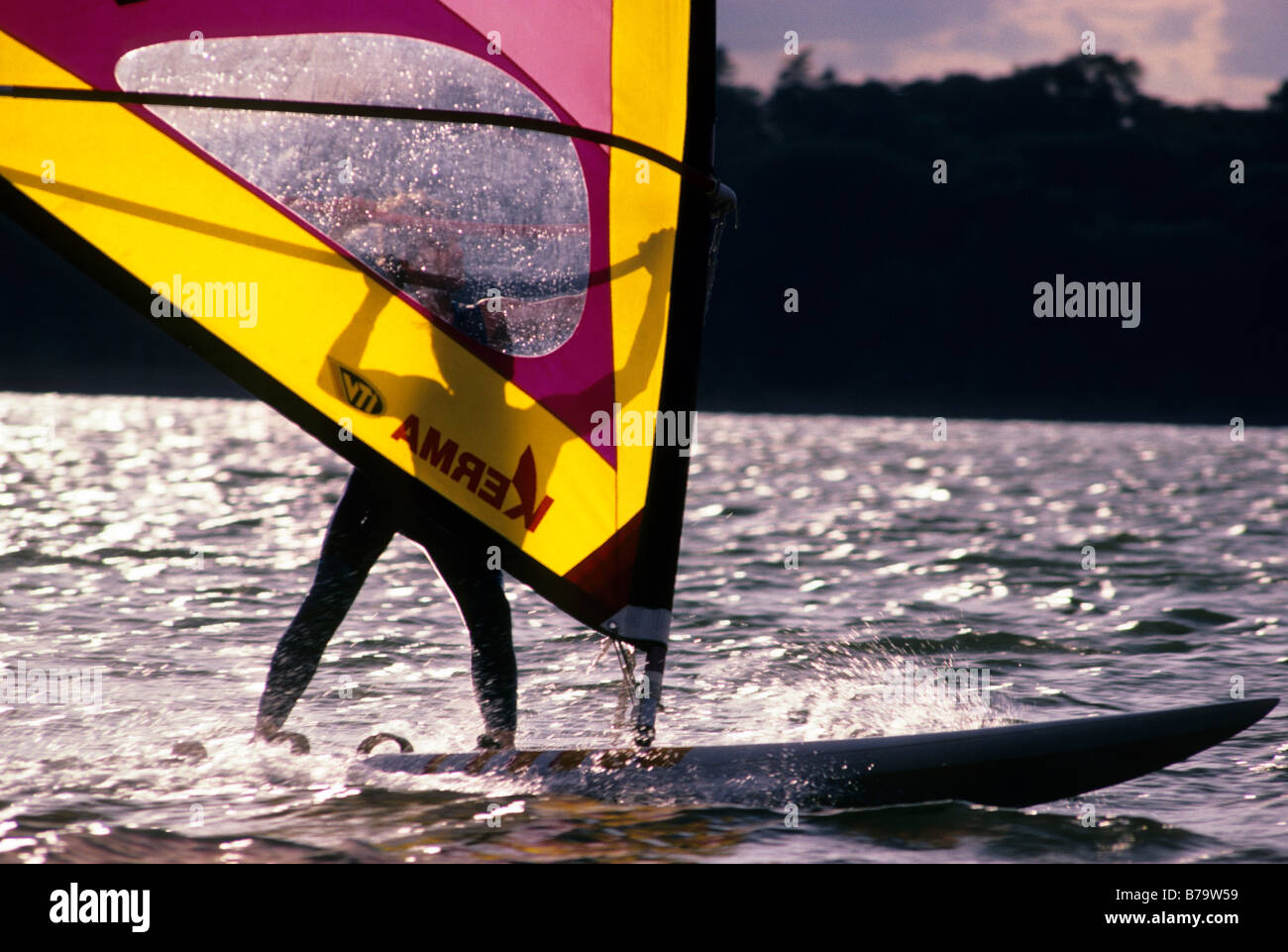 Windsurf sul lago Calhoun nel cuore di Minneapolis, Minnesota. L'estate. Foto Stock