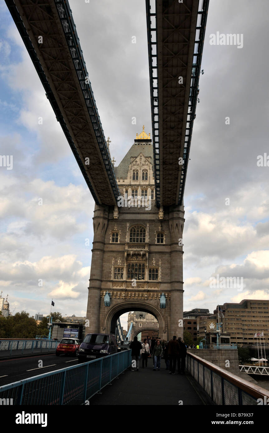 Pendolari in attesa su 'Il Tower Bridge di Londra REGNO UNITO Foto Stock
