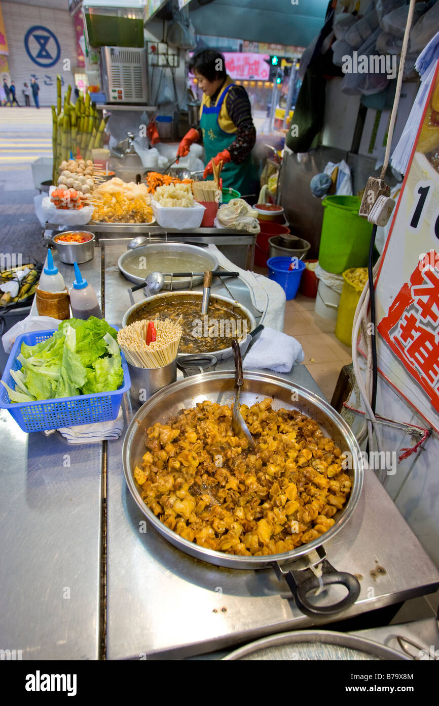 Il cibo in vendita in una bancarella di strada di Hong Kong Foto Stock