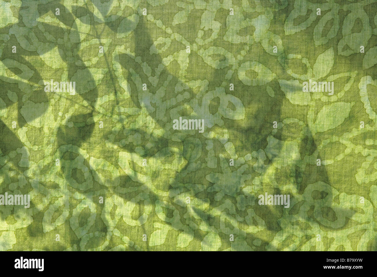 Le ombre delle foglie sul tessuto verde stampata con un disegno a foglia Foto Stock