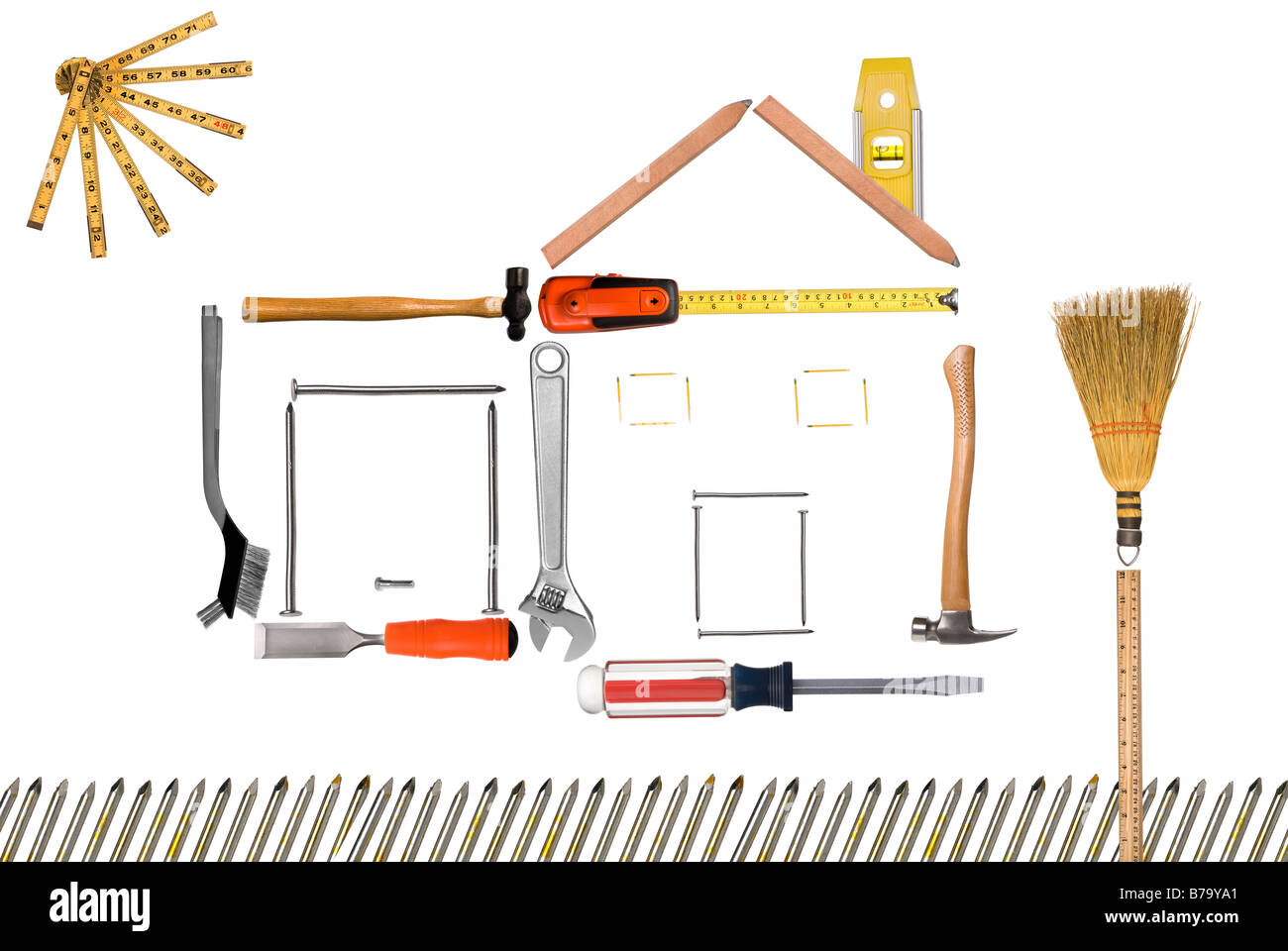Un utensile di montaggio di una casa e un garage con un sole e un albero e un Picket Fence isolato su bianco Foto Stock