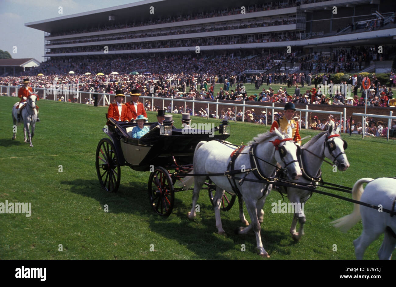 "HM Queen Elizabeth' e 'Il Principe Filippo Duca di Edimburgo" arrivando a "Royal Ascot' corse in carrozza reale. In Inghilterra. 1989 Foto Stock