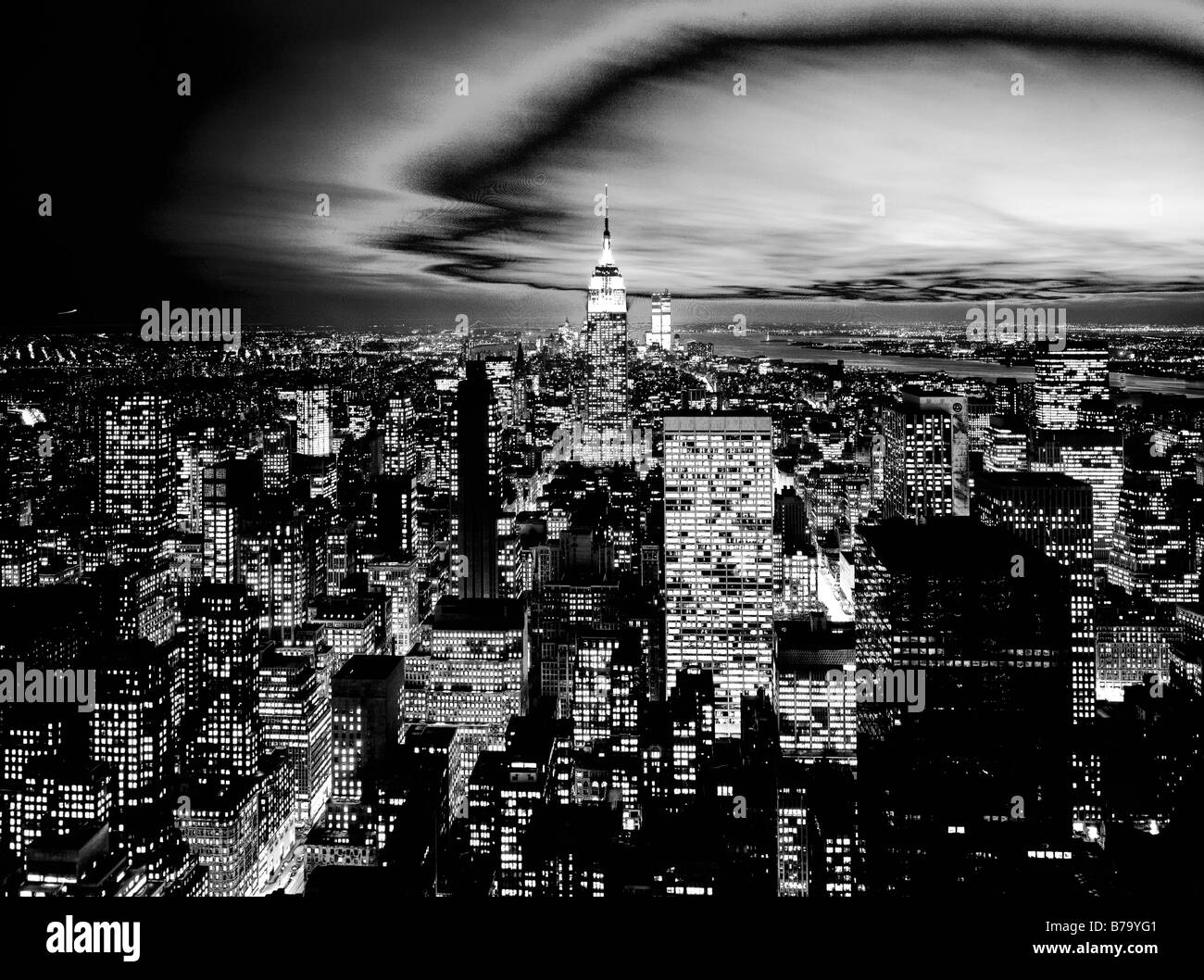 Skyline di New York City di notte migliorate digitalmente Foto Stock