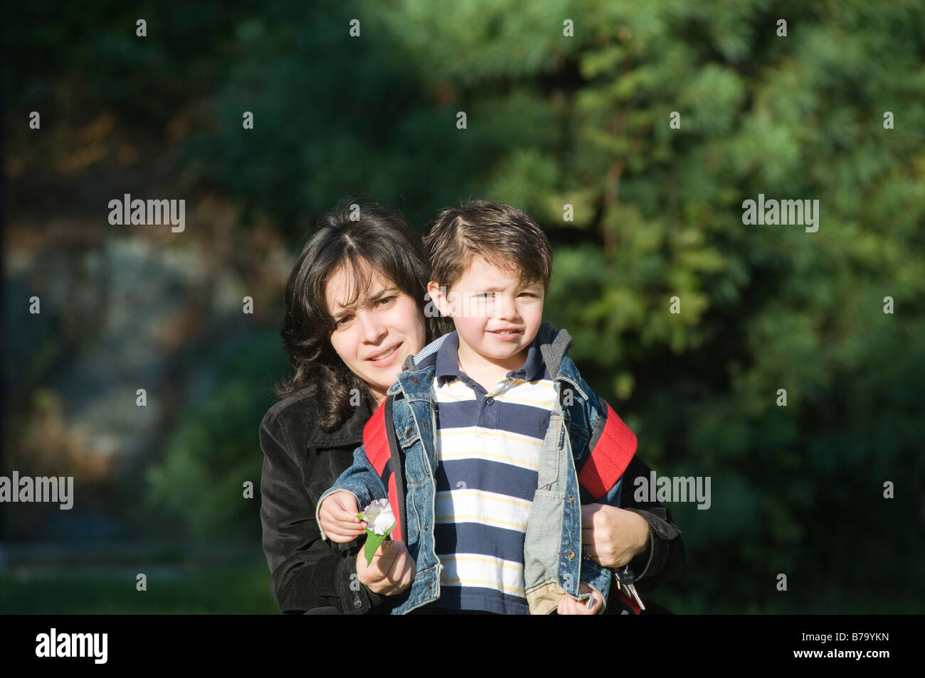 Ispanico madre e bambino di tre anni figlio pongono sul suo primo giorno di pre-scuola. Foto Stock