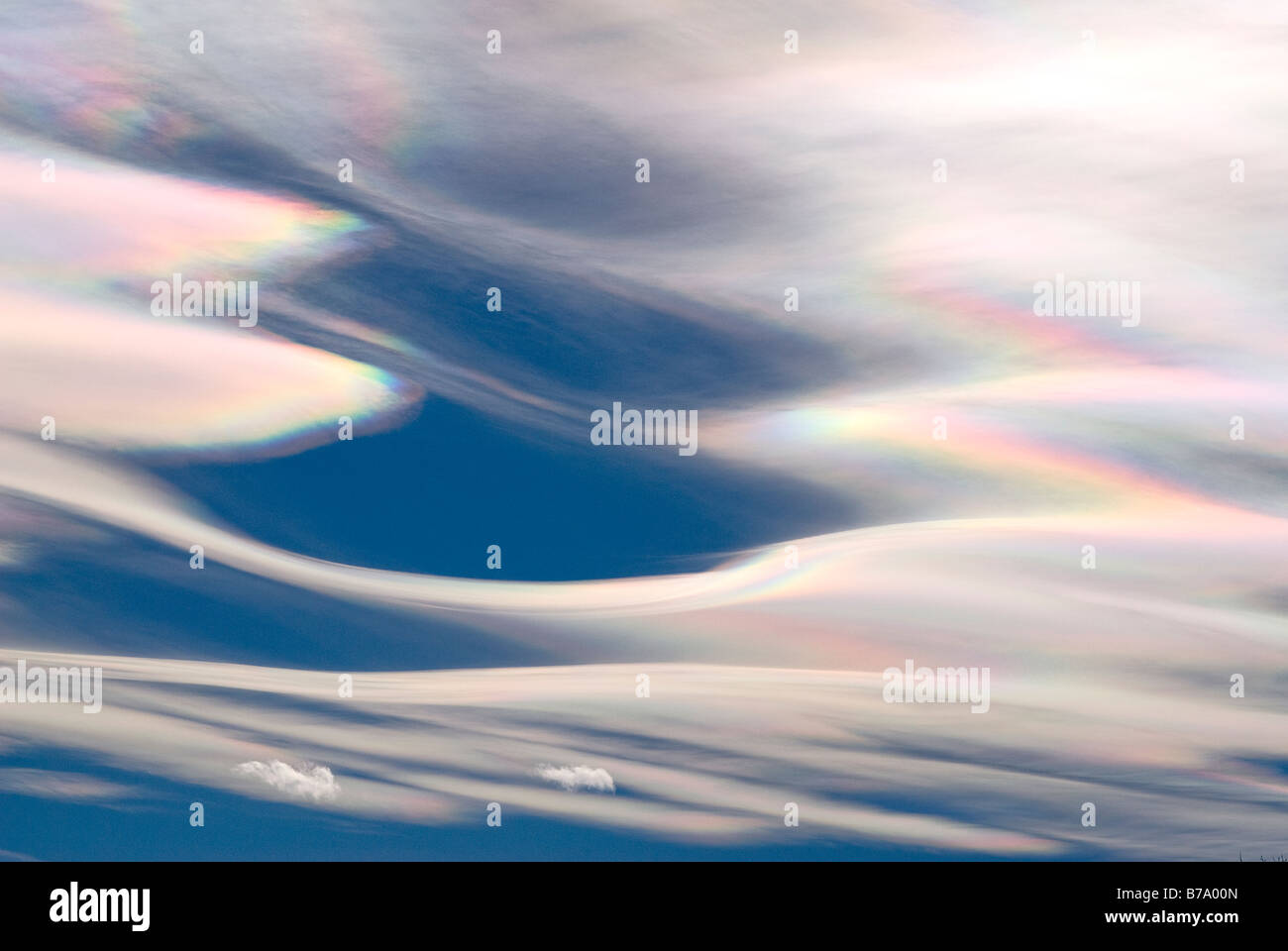 Close-up di alta altitudine lenticolare di nuvole contro un luminoso blu cielo con rainbow lente colorata di colorazioni simili intorno ai bordi Foto Stock