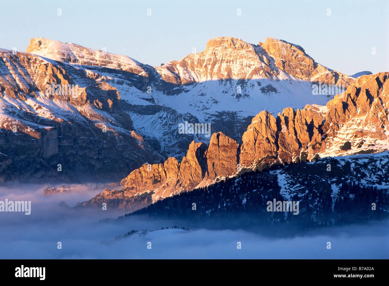 Vista in direzione della Groedner passano dal Passo Sella, Provincia di Bolzano, Italia, Europa Foto Stock