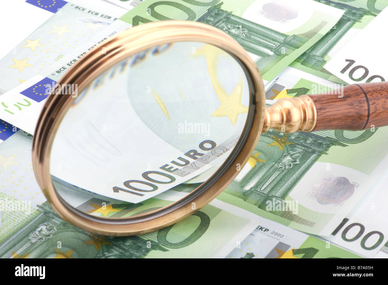 Oggetto sulla moneta bianca lente di ingrandimento con il denaro Foto Stock