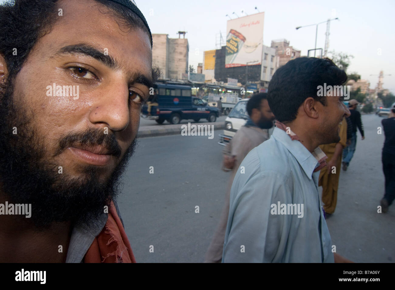 Un giovane uomo sulle strade di Rawalpindi in Pakistan Foto Stock