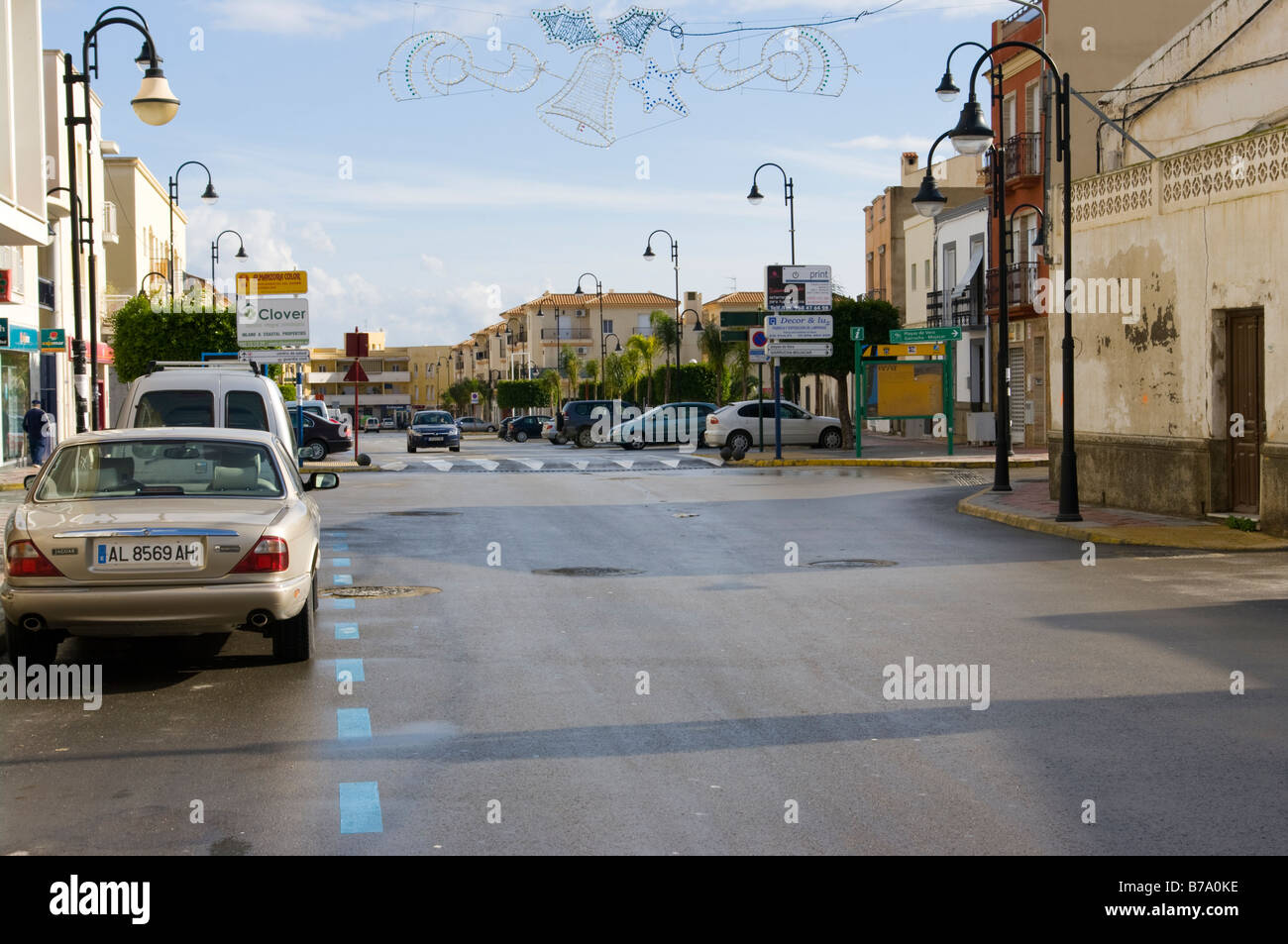 Abbandonata la strada principale a La Vera Almeria Spagna spagnolo durante la siesta Foto Stock