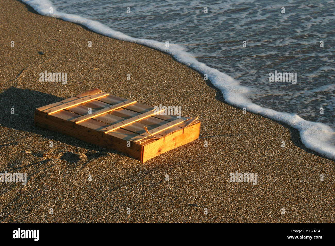 Pallet di legno sulla riva di Marbella, Spagna Foto Stock