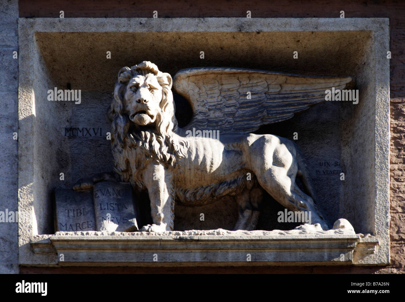 Statua di un leone alato vicino a Via del Plebiscito Road, Roma, Italia, Europa Foto Stock