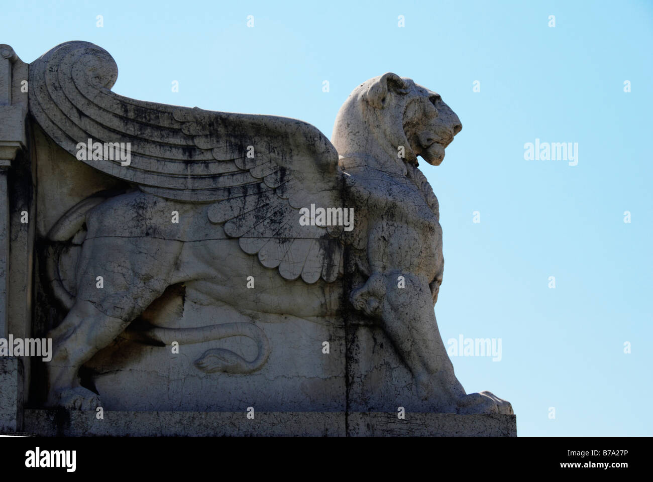 Leone alato, scultura vicino Monomento a Vittorio Emanuele II, punto di riferimento nazionale sulla Piazza di Piazza Venezia, Roma, Italia, Europa Foto Stock