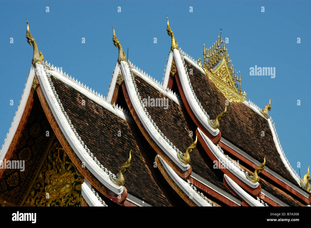 Tetto segmentata di Haw Pha Bang tempel buddista all'interno del Palazzo Reale composto, Luang, Laos, sud-est asiatico Foto Stock