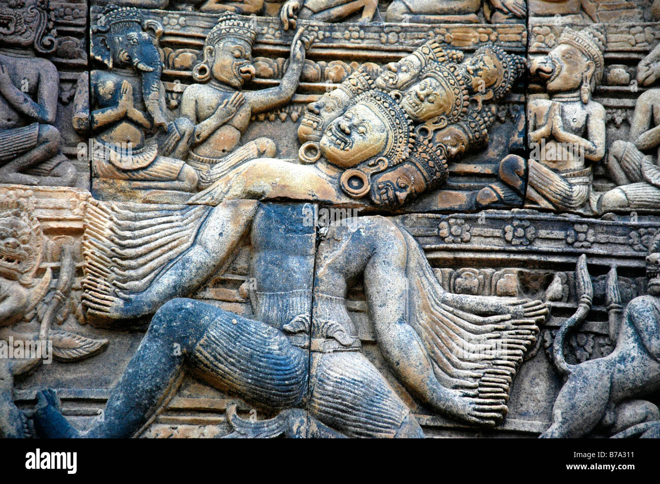 Bassorilievo in pietra raffigurante la figura mitologica con molte armi, Ravana dal Ramayana Saga, Branteay Srei, Tempio di Angkor, Sie Foto Stock