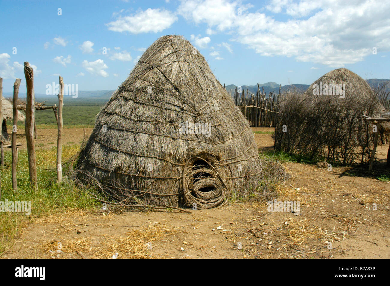 Semplice capanna di paglia del Karo persone, Kolcho villaggio, a sud della valle dell'Omo, Etiopia, Africa Foto Stock