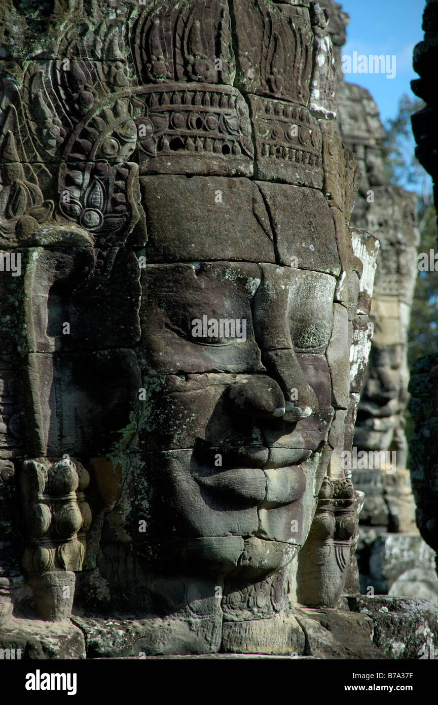 Monumentali in pietra faccia, Avalokiteshvara e Re Jajavaman VII, Bayon Angkor, Kambodscha, Asia del Sud Foto Stock