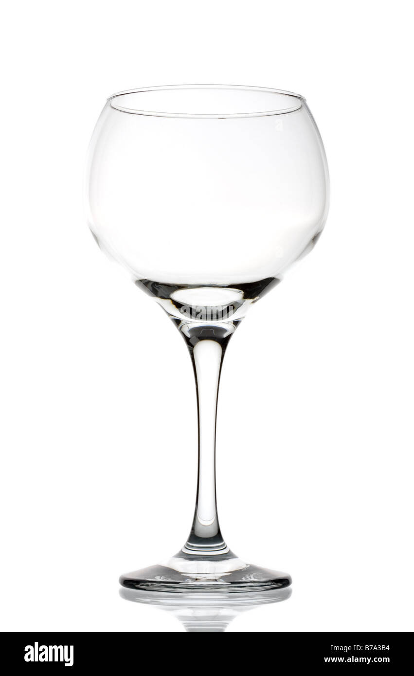 Grande e chiaro vuoto wineglass isolata contro bianco Foto Stock