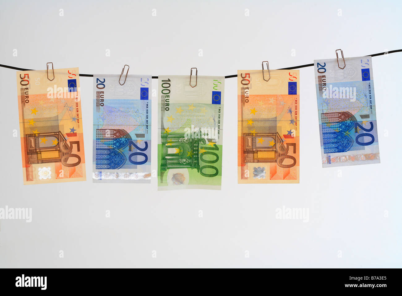 Le banconote in euro appeso su una linea di lavaggio Foto Stock