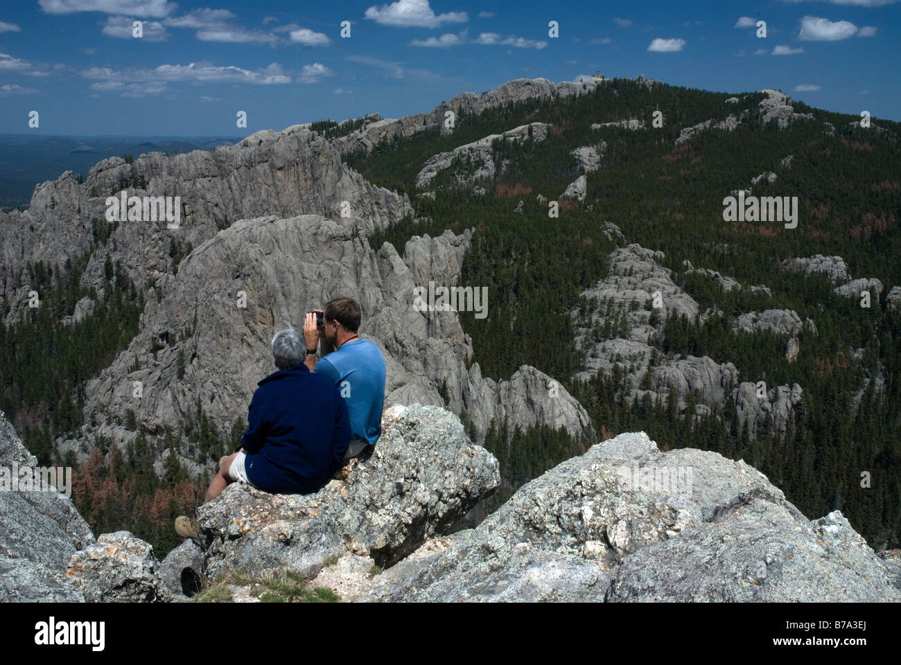 Escursionismo Mike Vining e Donna Ikenberry poco Devils Tower Harney Peak torna Alce Nero W A Sud Dakota stati uniti d'America Foto Stock