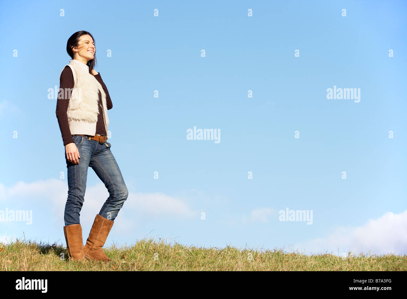 Giovane donna in piedi in posizione di parcheggio Foto Stock