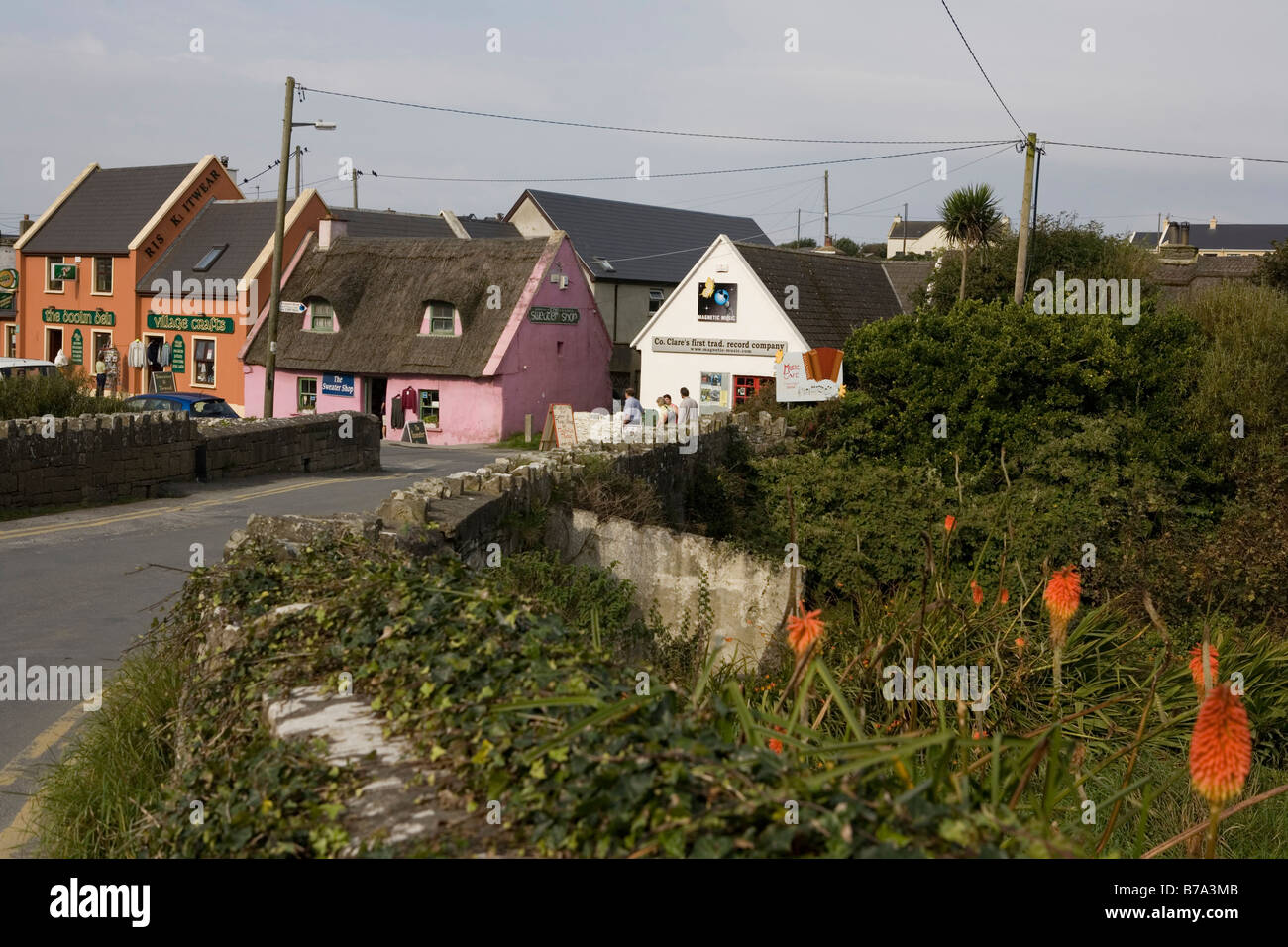 Il grazioso villaggio di Doolin, County Clare, Irlanda. Questo è il luogo dove si può prendere il traghetto per le Isole Aran. Foto Stock