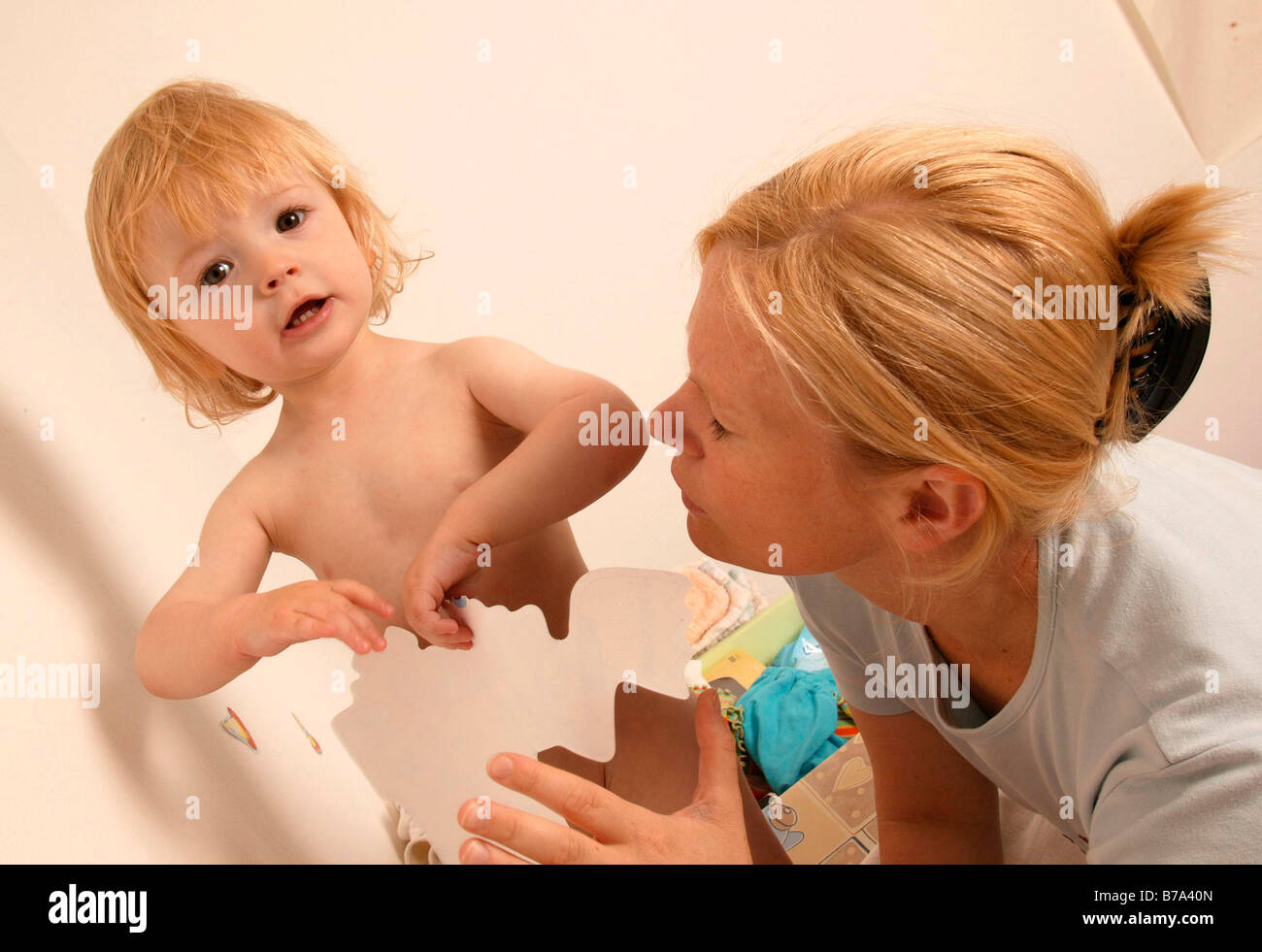 Madre cambiare un pannolino per bambini Foto Stock