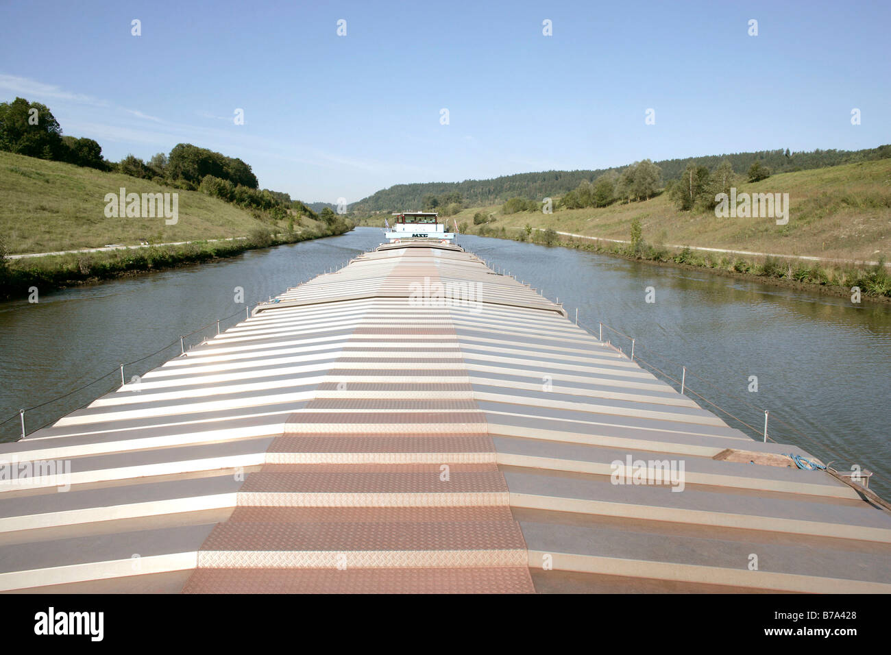 Chiuso i boccaporti sulla merce nave 'Stadtprozelten' sul canale Reno-Meno-Danubio vicino Beilingries, Baviera, Germa Foto Stock