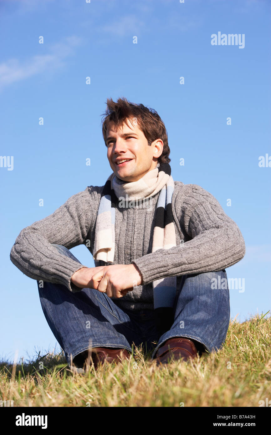 Uomo seduto in posizione di parcheggio Foto Stock