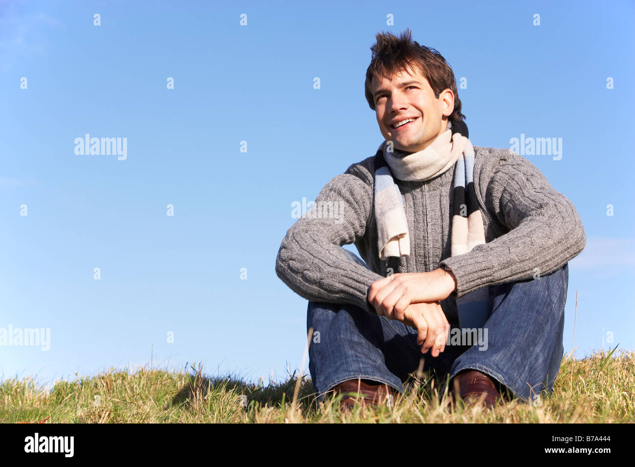 Uomo seduto in posizione di parcheggio Foto Stock