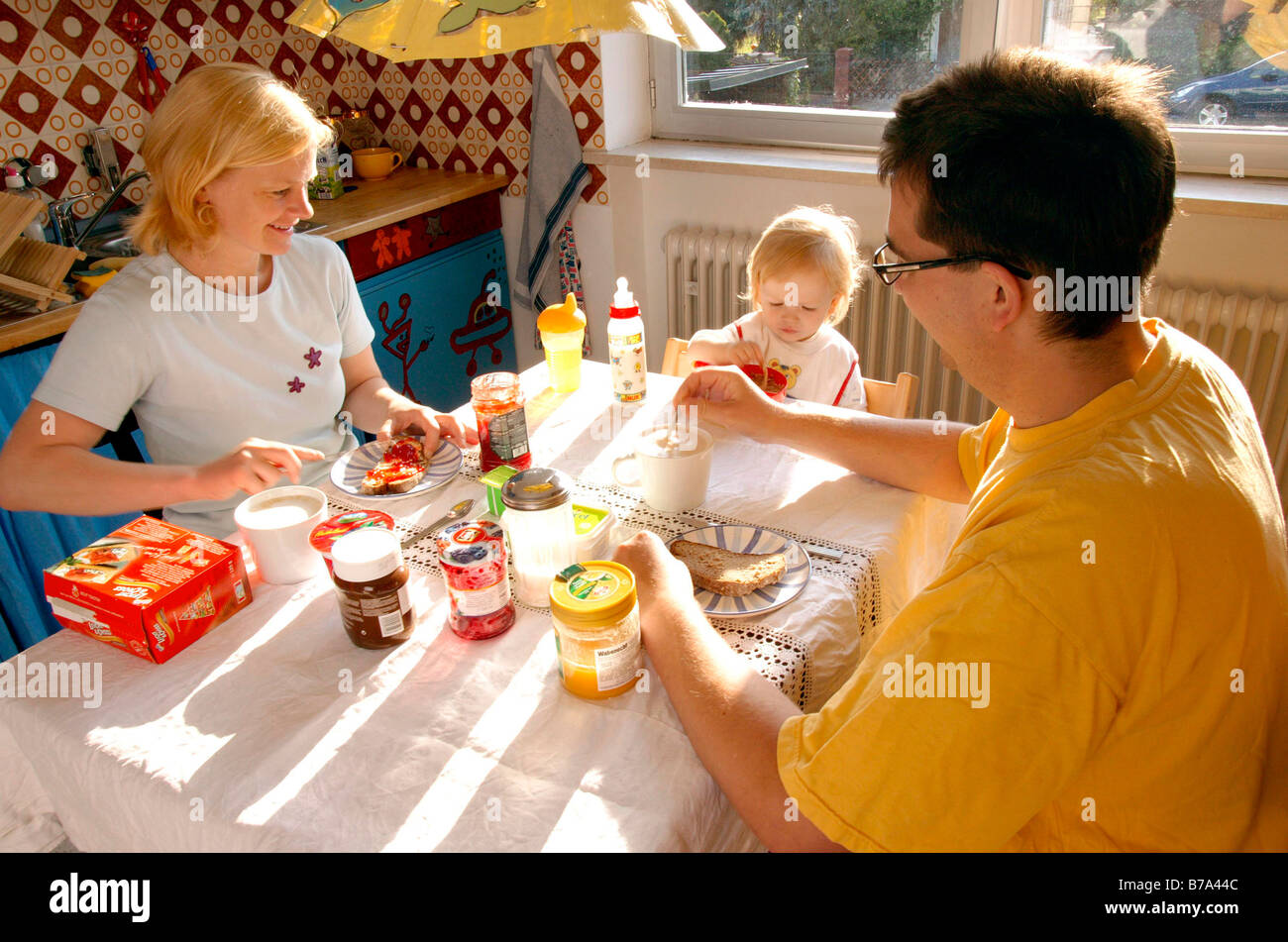 Giovane famiglia con colazione Foto Stock