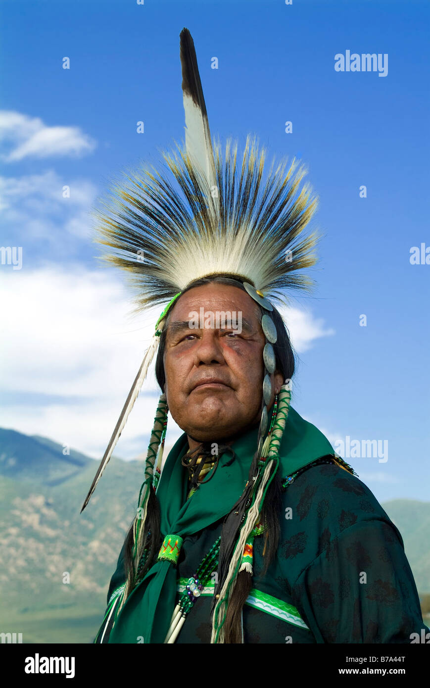 Taos Pow Wow lui è Mescalero Comanche Klowa Apache filmato nel selvaggio in posa ritratto spazio aperto montagne blu cielo Foto Stock