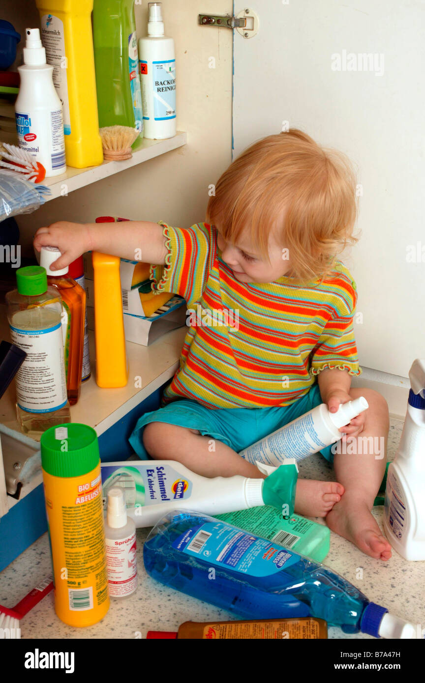 Bambino gioca con gli agenti di pulizia Foto Stock