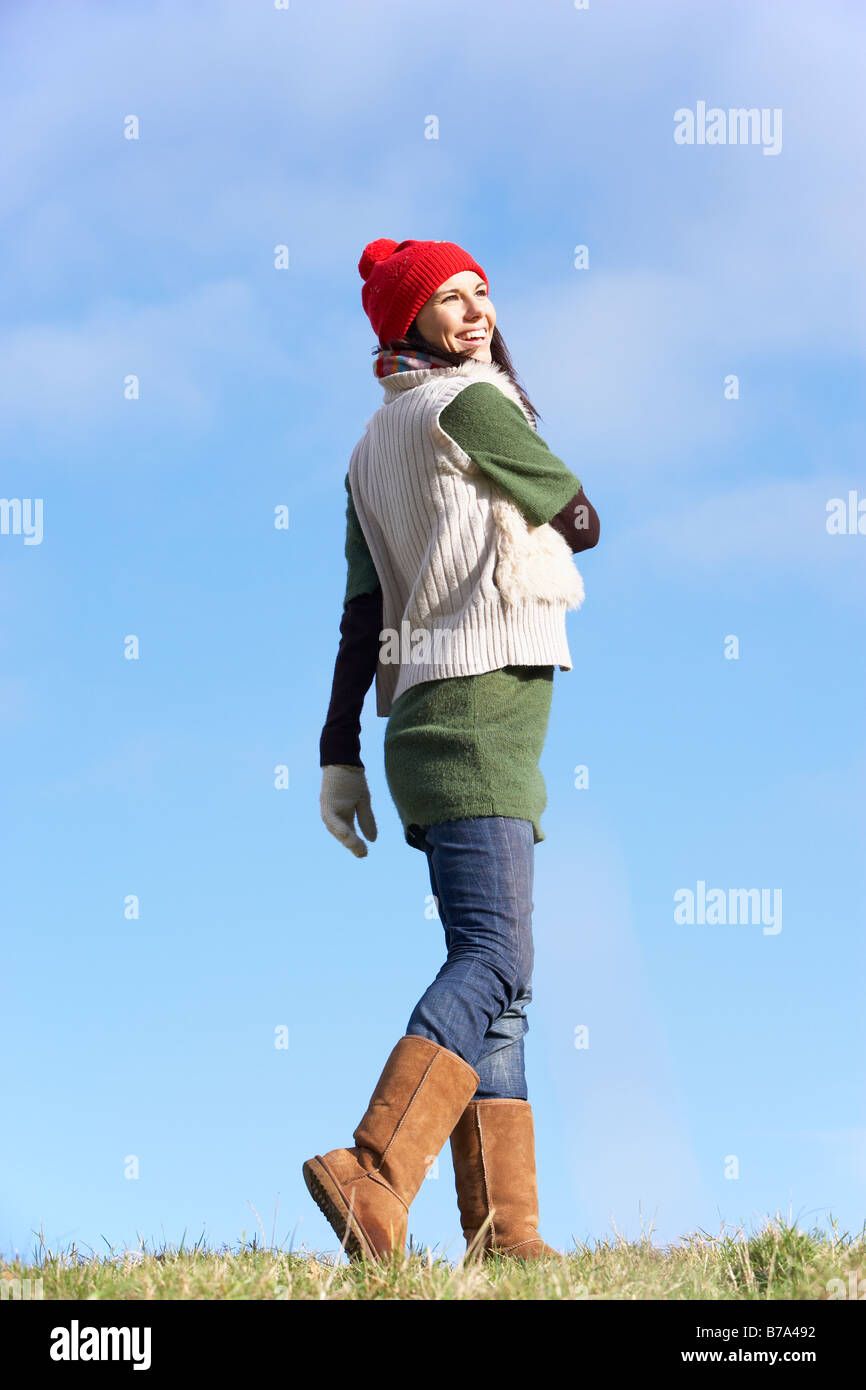 Giovane donna in piedi in posizione di parcheggio Foto Stock