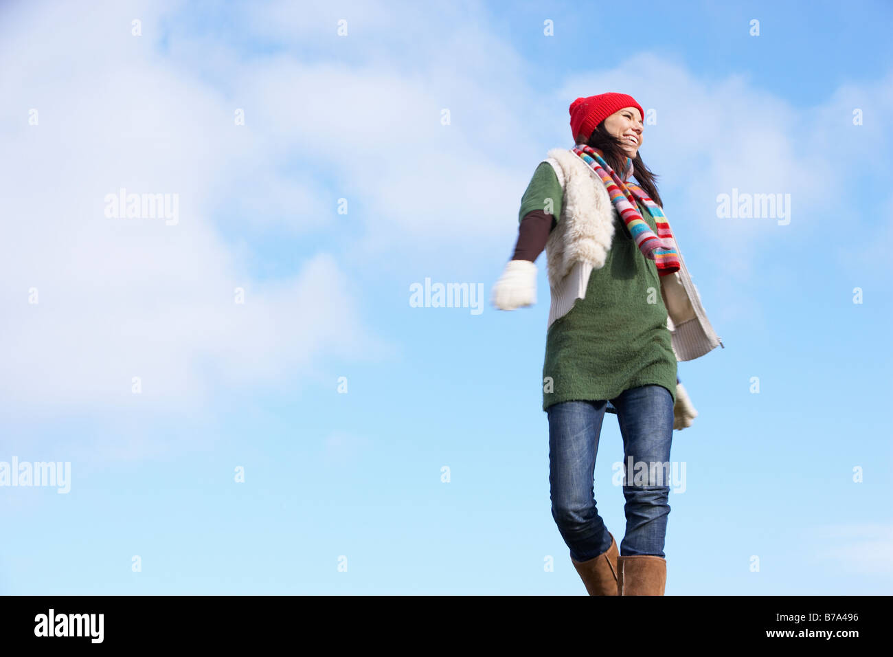 Giovane donna in piedi in posizione di parcheggio Foto Stock