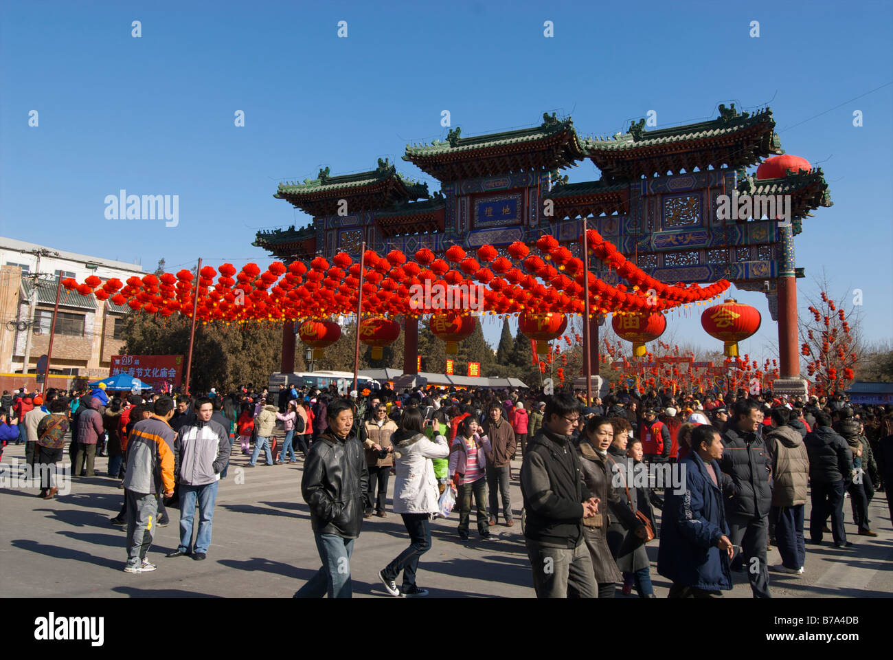 Folla in attesa per il tempio di messa a terra per il nuovo anno cinese fair a Beijing in Cina Foto Stock